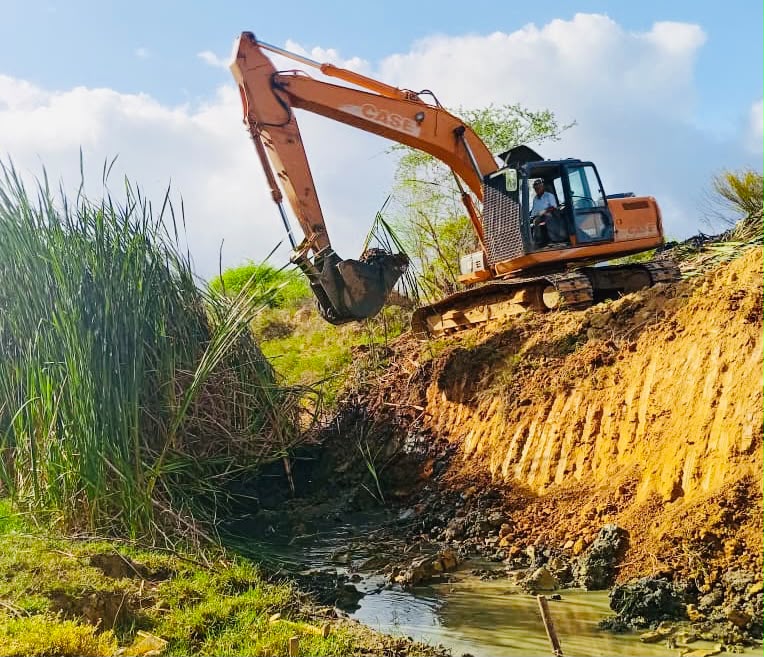 Ejecutan labores de dragado y mantenimiento en la quebrada de Chachá en Güiria