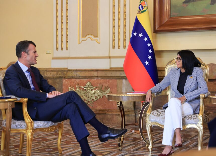 Presidenta Encargada recibió al Secretario General de la Organización Ítalo-Latinoamericana en Miraflores