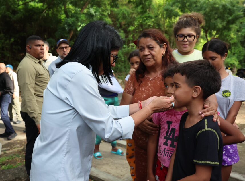 Presidenta (E) Delcy Rodríguez recorrió campamentos transitorios en La Guaira