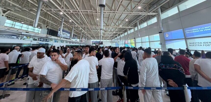 259 venezolanos retornan al país desde Texas