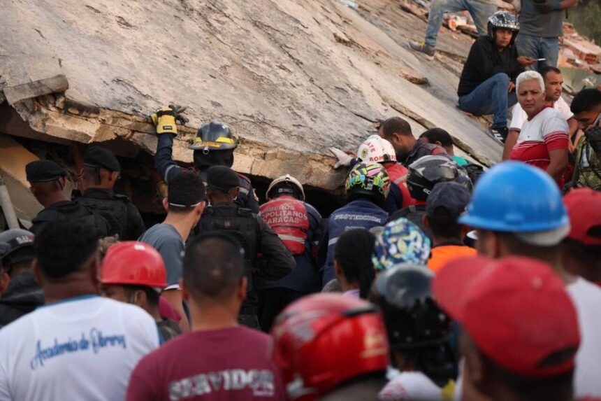 Logran despeje total de vías en La Guaira para agilizar salvamento