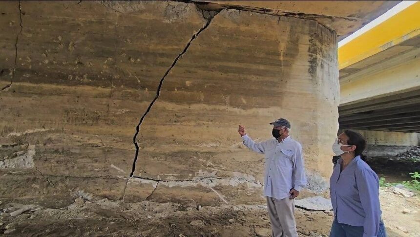 Realizan cierre preventivo del lado sur del puente de Caraballeda en La Guaira