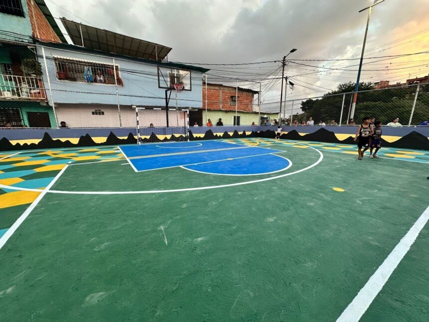 Gobierno de Caracas rehabilita cancha deportiva y módulo octogonal en La Vega