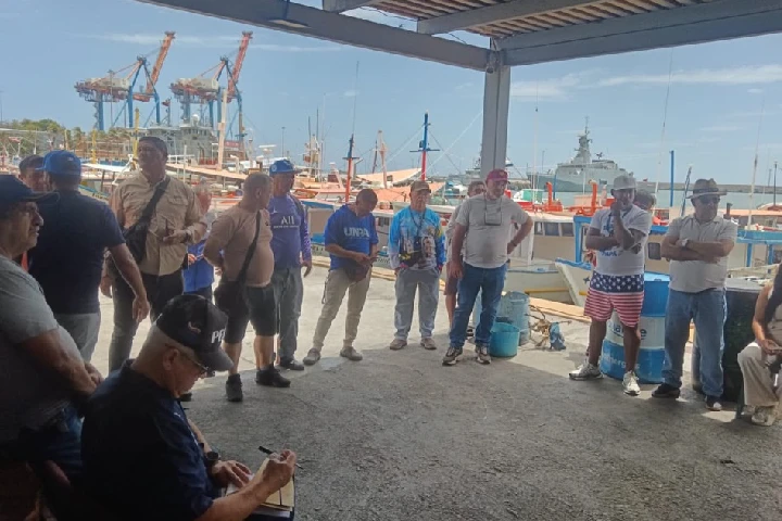 Pescadores artesanales reanudan labores en La Guaira