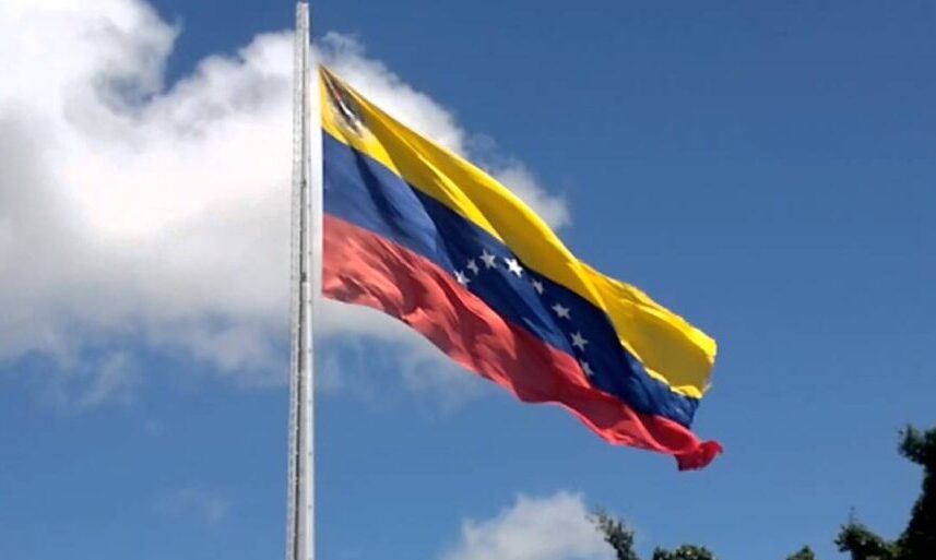 Conmemoran 215 años de firma del Acta de Independencia con izada de la Bandera Nacional