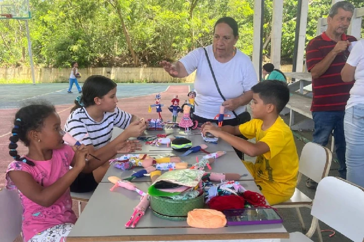 Artesanos de Sucre donan más 400 juguetes a niños de La Guaira