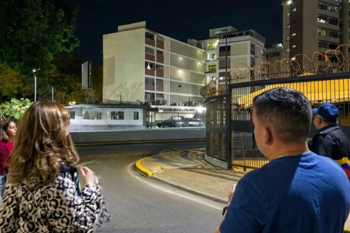 Autoridades continúan inspecciones a edificios en Caracas