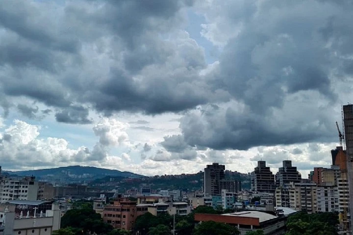 Autoridades prevén mantos nubosos con precipitaciones en gran parte del país