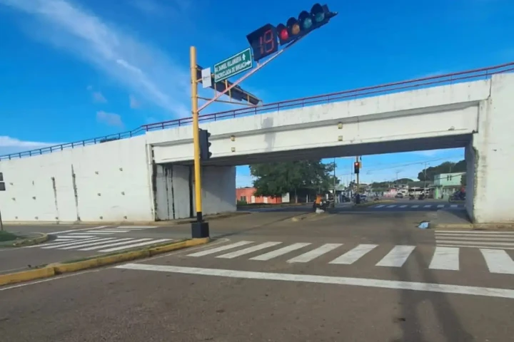 Avanzan trabajos de señalización vial en elevados de Apure