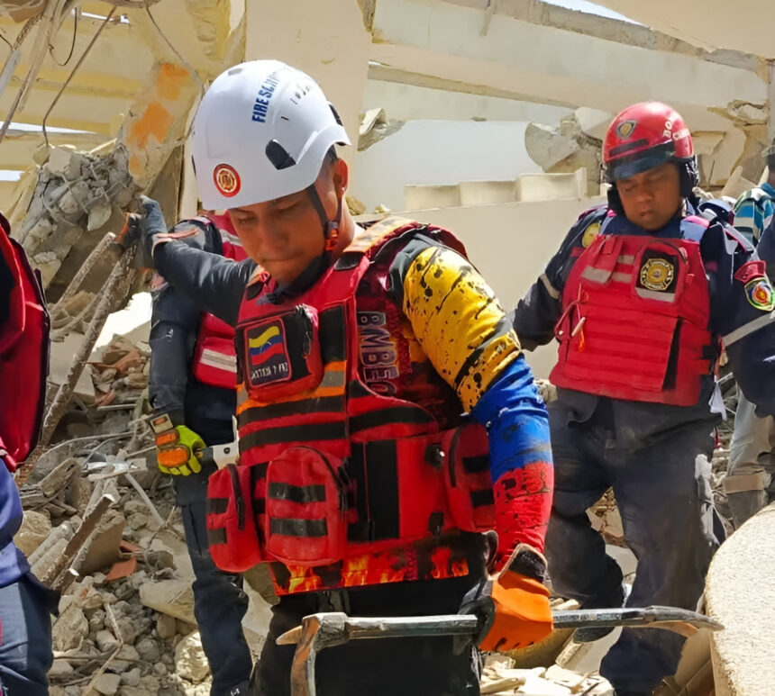 Equipo de especialistas de Cabimas se mantiene en labores de rescate en La Guaira