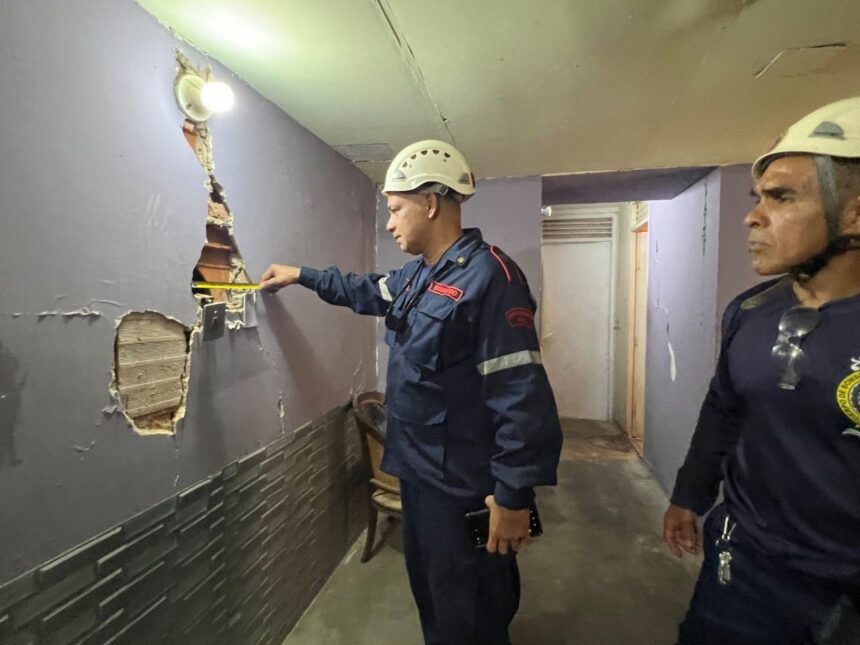 Bomberos de la Universidad de Carabobo inspeccionan edificaciones en Naguanagua tras sismos