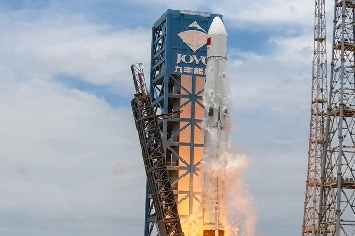 China realiza prueba de lanzamiento de cohete espacial con primera etapa reutilizable