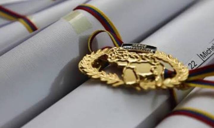 Condecoran a rescatistas de Alemania con la medalla Héroe de Venezuela