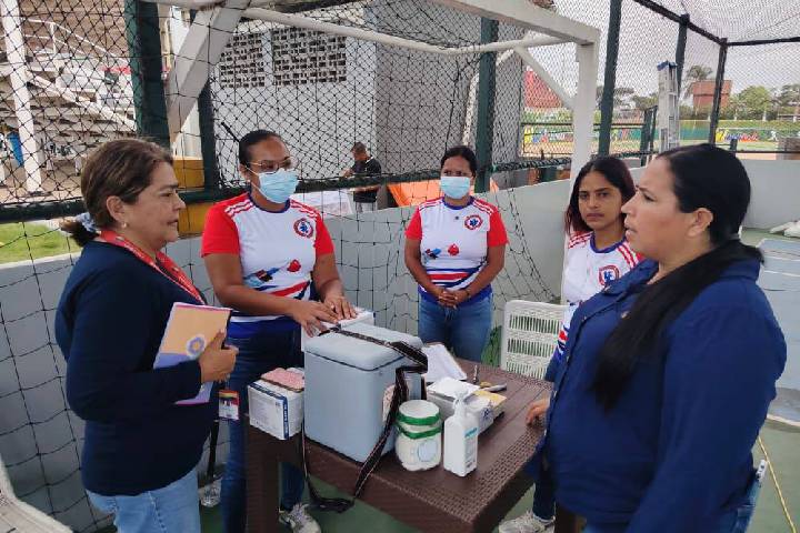 Despliegan abordaje médico integral y entrega de medicamentos en La Guaira