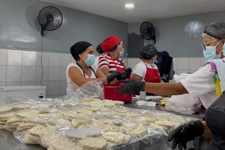 Distribuyen tres mil comidas para más de 13 campamentos transitorios en La Guaira