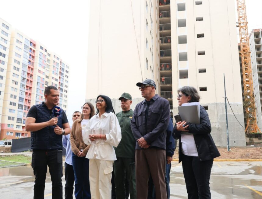 Presidenta Delcy Rodríguez entrega nuevas viviendas a 200 familias afectadas por los sismos del 24 de junio