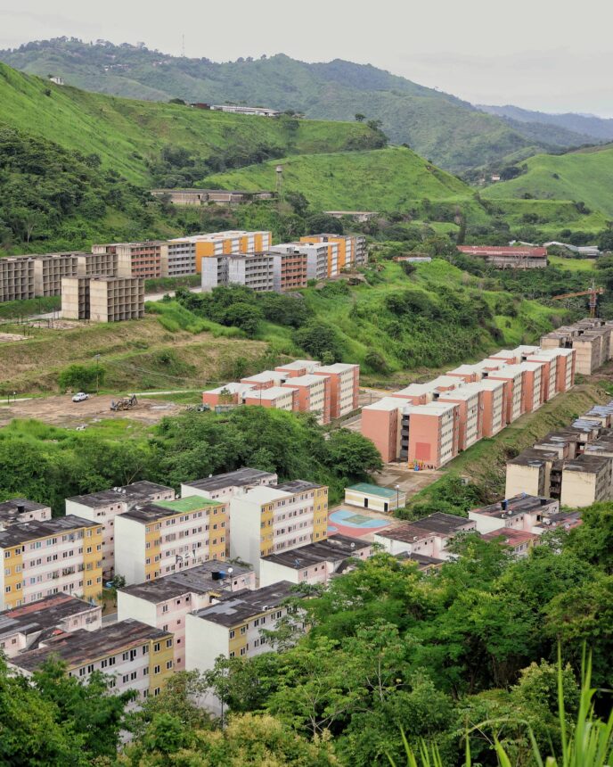 Presidente del Estado Mayor para los Campamentos Transitorios Jorge Rodríguez evalúa terrenos y trabajos de construcción en el Mirador de Caiza