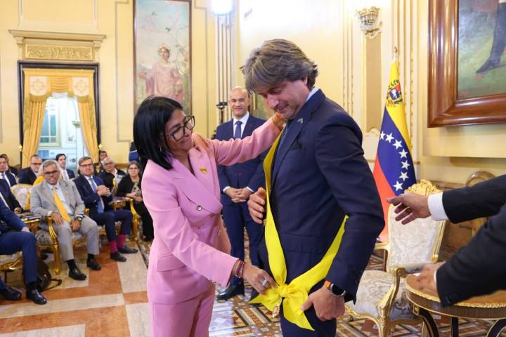 Presidenta Rodríguez condecora con Orden Francisco de Miranda a representante de la ONU Gianluca Rampolla