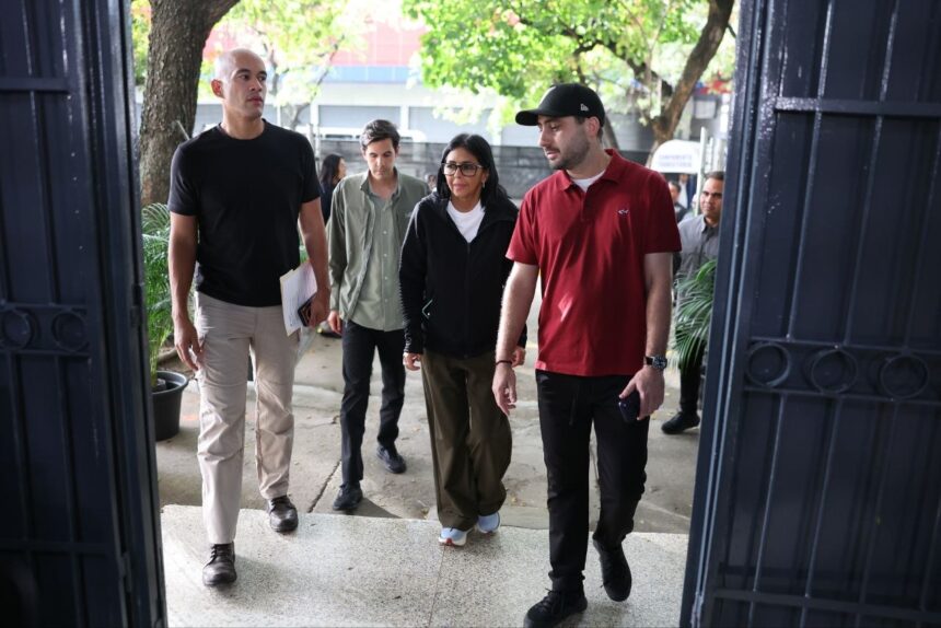 Presidenta (E) Delcy Rodríguez recorre Campamento Transitorio Gran Colombia que atiende a 1190 personas
