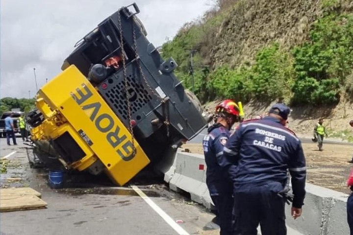 Controlan derrame de combustible tras volcamiento en la autopista Caracas-La Guaira