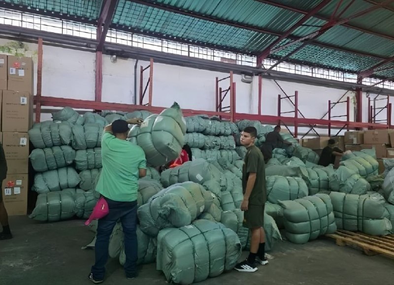 Ministro Luis Villegas supervisa distribución de insumos desde Almacenadora Caracas