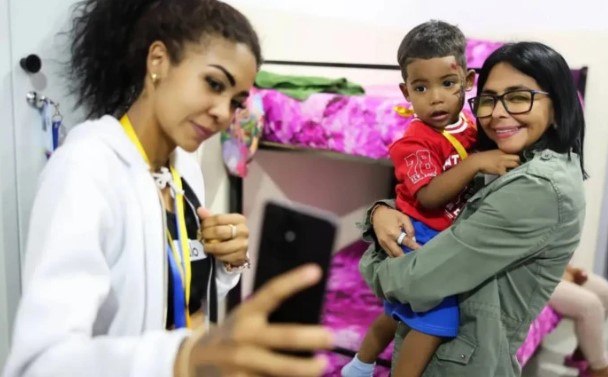 Presidenta Delcy Rodríguez visitó a niños hospitalizados en Caracas por los terremotos del 24 de junio