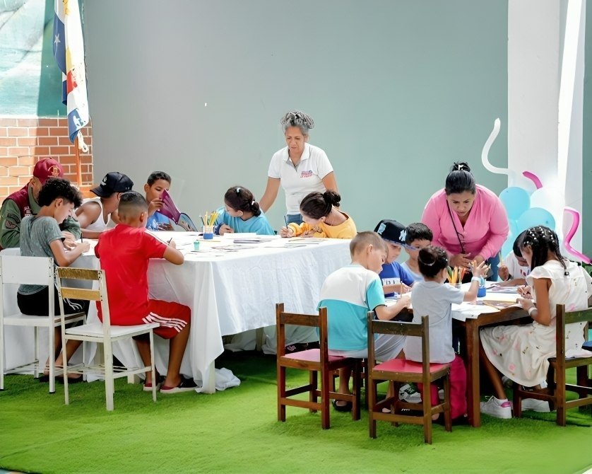 Plan Nacional de Lectura Bicentenario llevó libros a familias del campamento Juan Germán Roscio