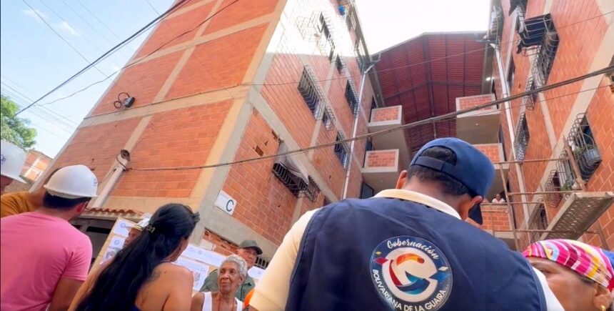 Avanza rehabilitación del urbanismo Ana María Campos tras el doble sismo en La Guaira