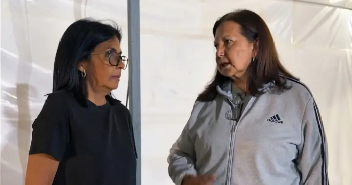 Mandataria nacional (E) Delcy Rodríguez inspecciona Campamento Transitorio El Ávila