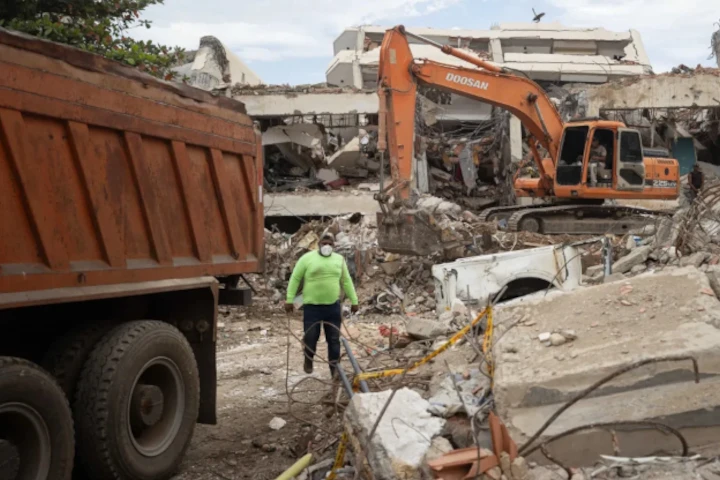 Mantienen obras de remoción de escombros en Playa Grande