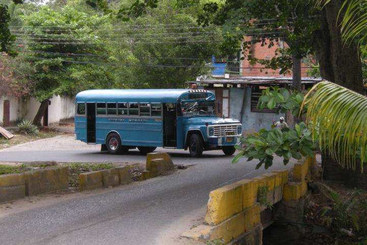 Restauran carretera Maracay-Choroní luego de tres días de arduo trabajo