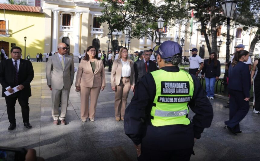 Rinden honores al Libertador en Plaza Bolívar de Caracas