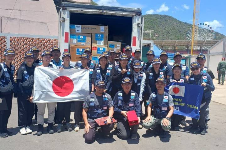 Venezuela condecora y despide a delegación médica de Japón tras su misión en La Guaira