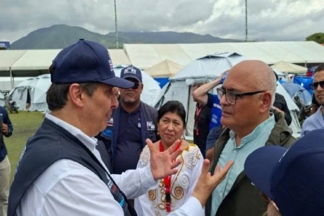 Gobierno nacional instala hospital de campaña en Catia La Mar para damnificados por sismos