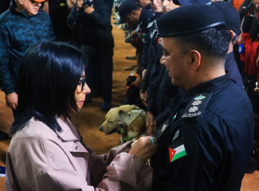 Presidenta (E) Delcy Rodríguez condecora a rescatistas internacionales por labores tras terremotos en Venezuela