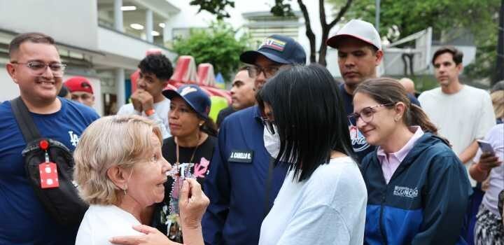 Presidenta encargada Rodríguez visita campamento transitorio de familias afectadas en Caracas