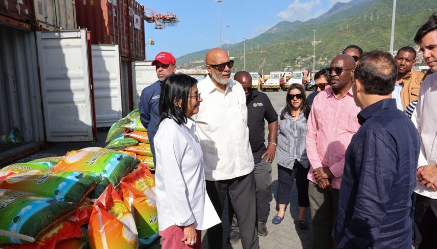 Presidenta Delcy Rodríguez recibe 88 contenedores de ayuda de la Caricom para atender contingencia por sismos