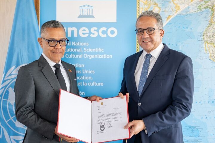 Ernesto Villegas presenta cartas credenciales como embajador de Venezuela ante la Unesco