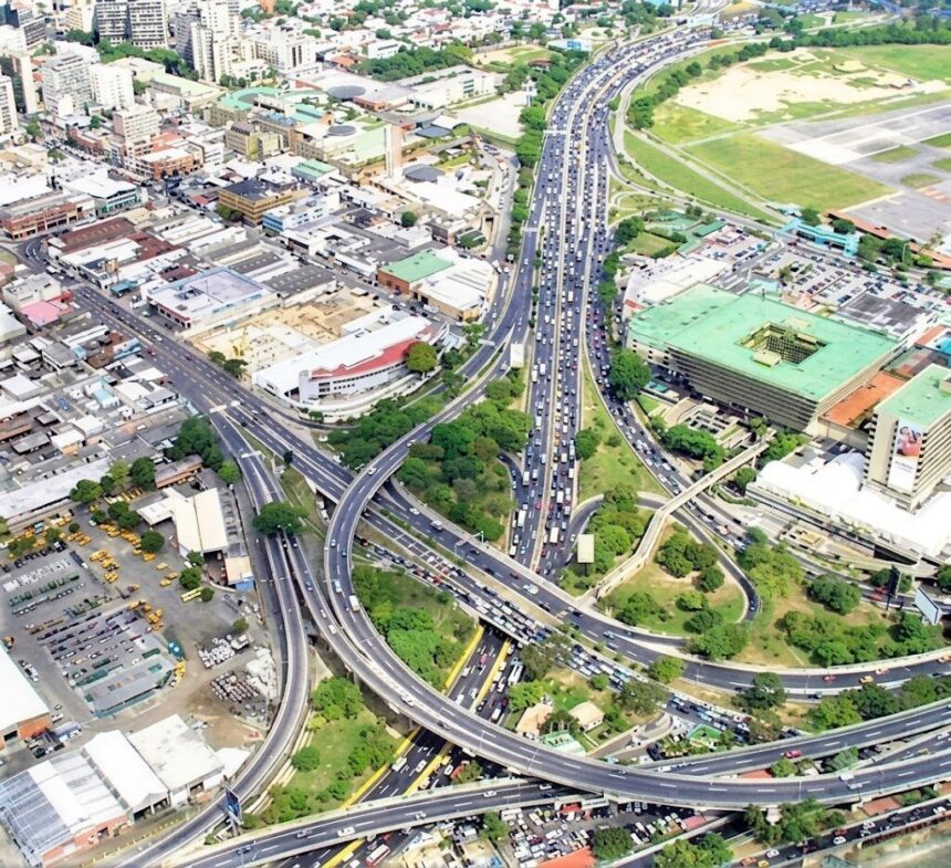 Despliegan operativo de rehabilitación en el Distribuidor El Trébol de La Guaira