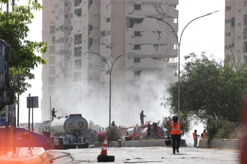 Se realiza la primera demolición controlada de edificios declarados en riesgo en La Guaira