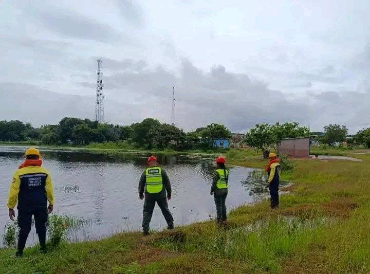 Ejecutan plan de contingencia en La Victoria tras crecida del río Arauca en Apure