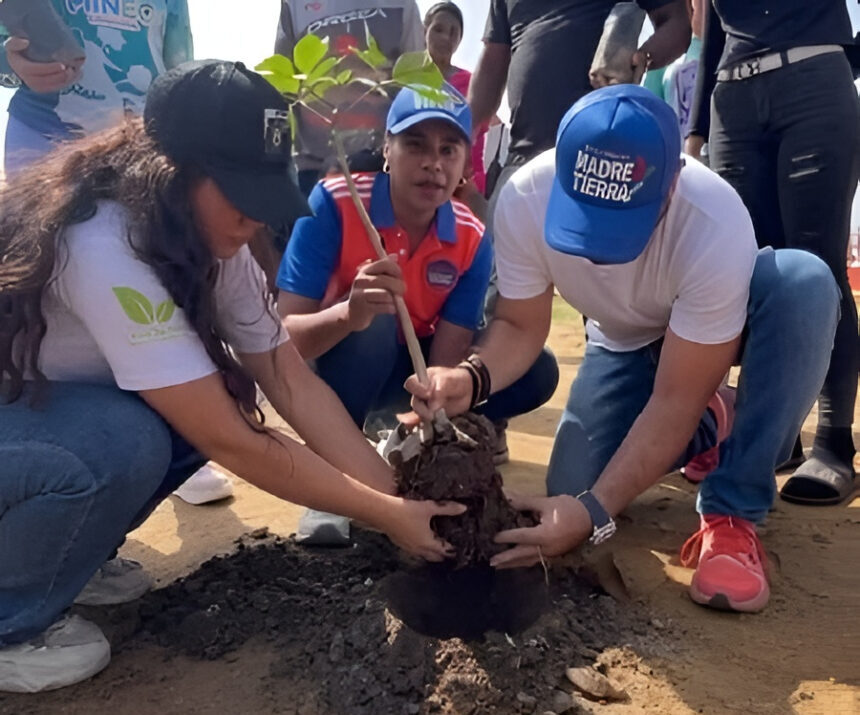 Jornada de reforestación en Juan José Mora siembra dos mil árboles en honor a las víctimas del doble terremoto del 24-J