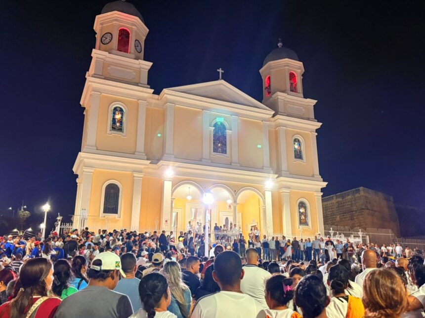 Pueblo de Sucre realiza vigilia por la emergencia sísmica nacional