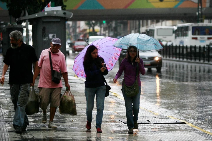 Prevén lluvias y chubascos por paso de Onda tropical Nº 36 en gran parte del país