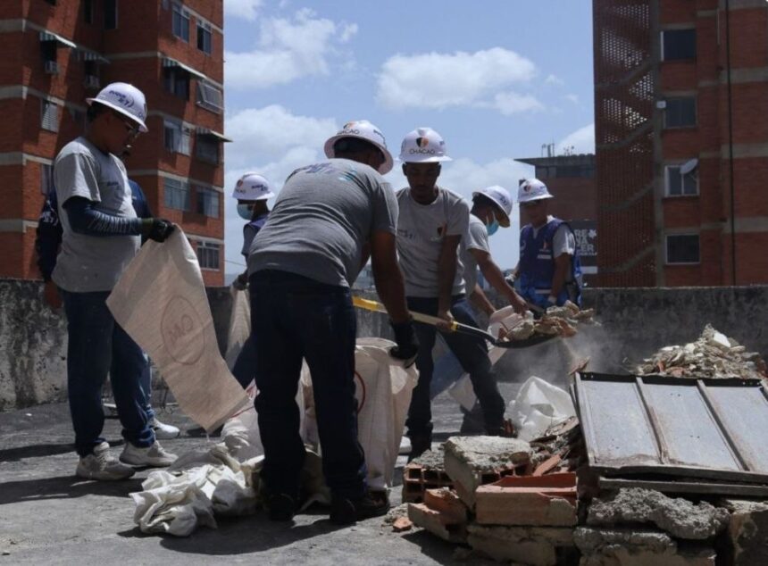 Chacao inició labores de reparación en estructuras afectadas con prioridad en adultos mayores