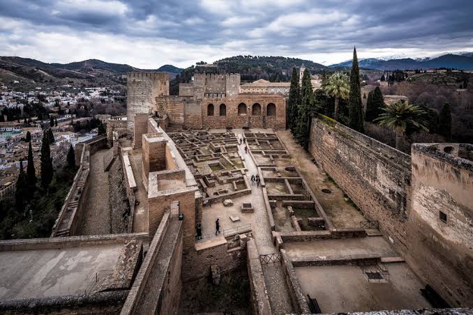 Sismo de magnitud 4.7 en Granada obliga a desalojar la Alhambra