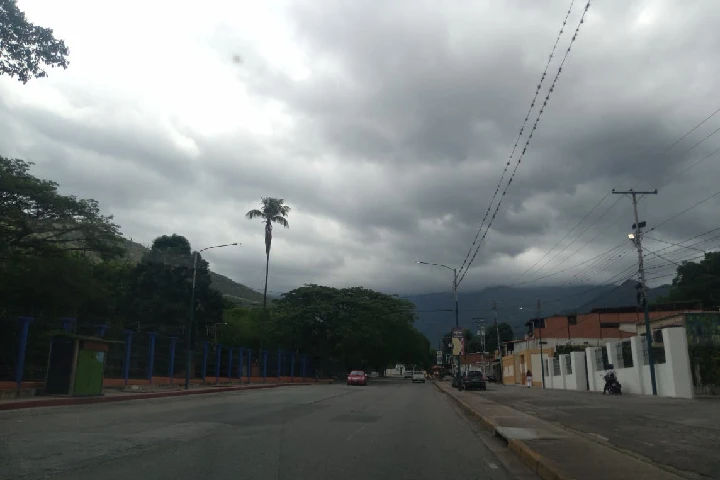 Autoridades prevén cielo parcialmente nublado en gran parte del país