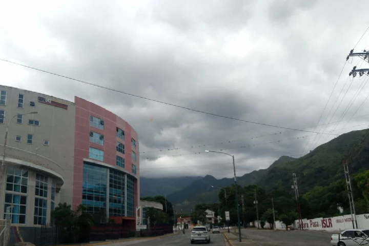 Autoridades prevén lluvias por paso de la Onda Tropical N.º 34