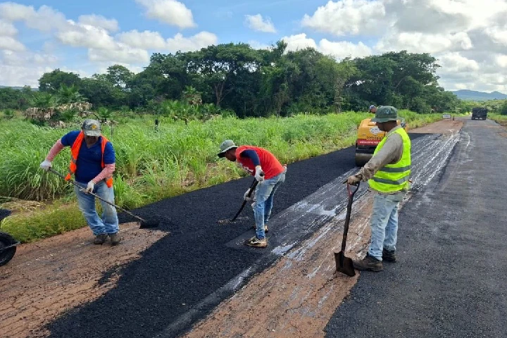 Avanzan labores de mantenimiento vial en el estado Guárico