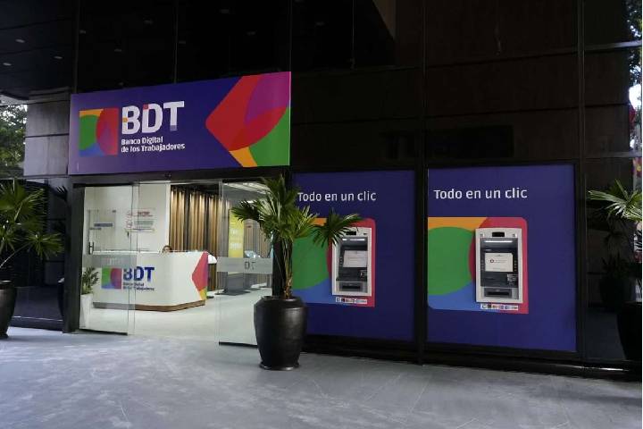 BDT entrega financiamientos a comerciantes afectados en La Guaira tras sismos